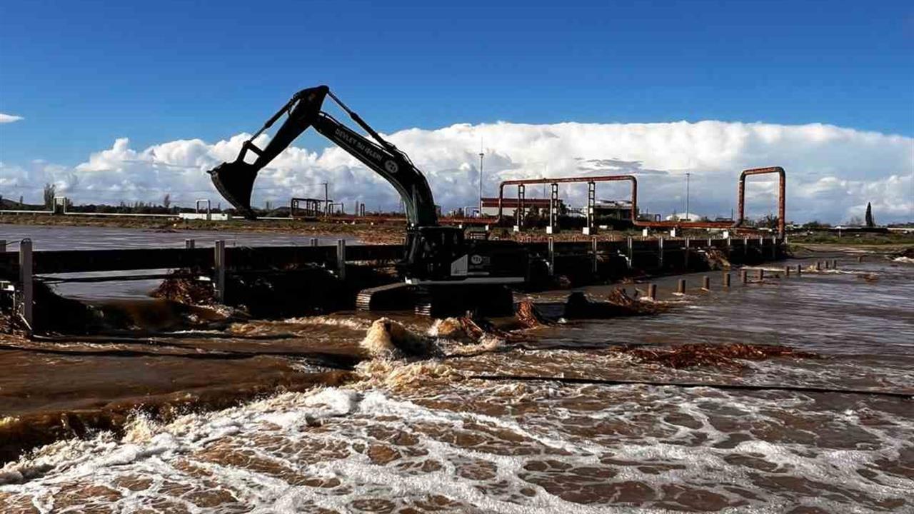 Çanakkale Ayvacık'ta Taşan Tuzla Çayı İçin Ekipler Çalışmalarını Sürdürüyor