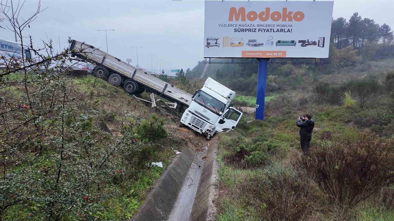 Beykoz'da Yaşanan Sağanak Yağış, Tırın Devrilmesine Neden Oldu