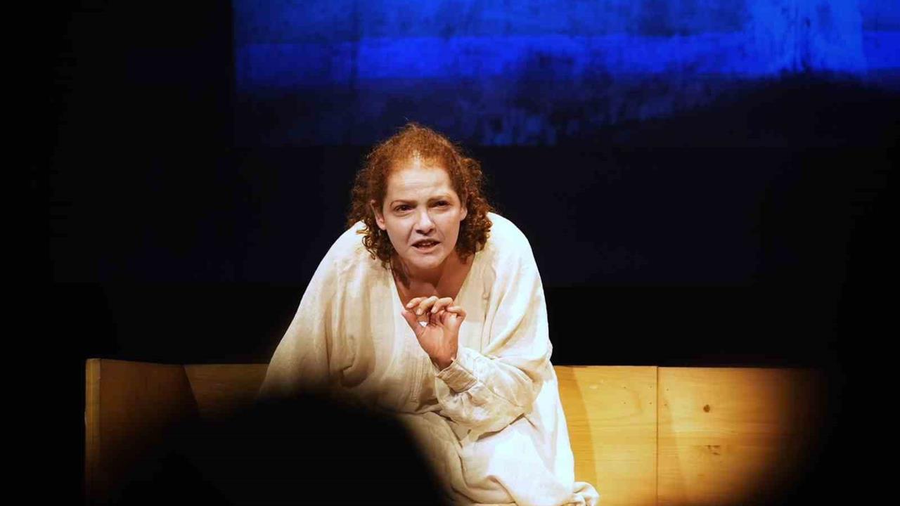 Beşiktaş'ta "Ten Rengi" Tiyatro Oyunu Kadına Yönelik Şiddetle Mücadele Etkinlikleri Kapsamında Sahne Aldı