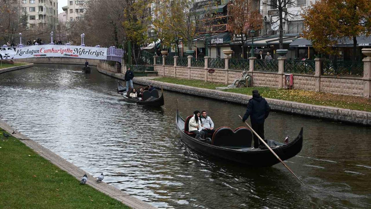 Eskişehir'de Soğuk Havaya Rağmen Gondol Turu Yapıldı