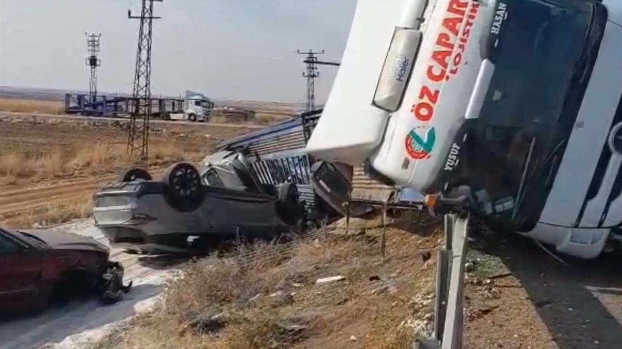 Şanlıurfa Viranşehir'de Devrilen Tırda Sıfır Araçlar Ciddi Hasar Aldı