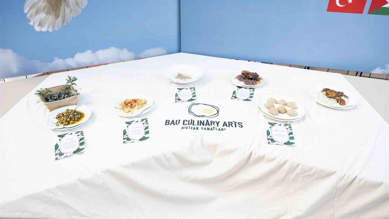 İstanbul'da Filistin Dayanışma Etkinliğinde Yemekler Kırık Tabaklarda Sunuldu