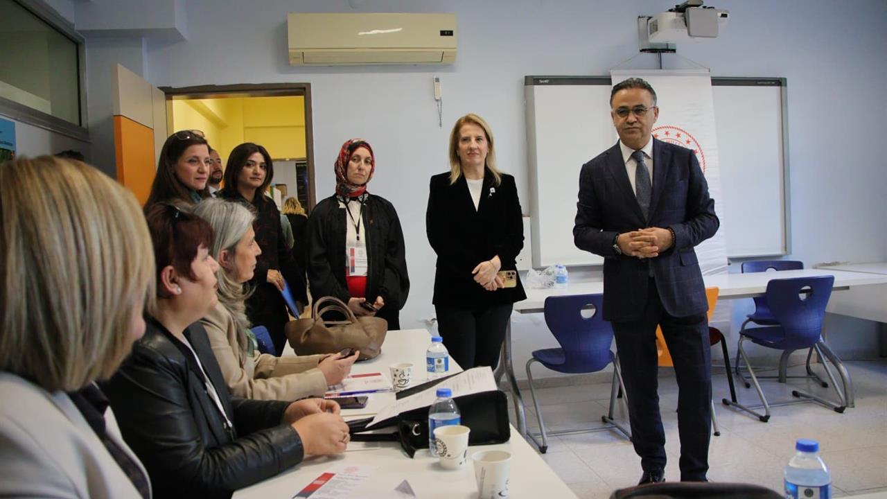 İzmir'de Hayat Boyu Öğrenme Çalıştayı Gerçekleştirildi