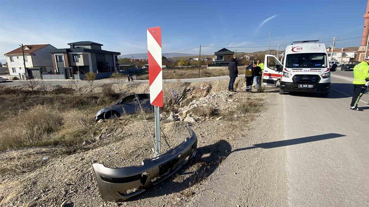 Çorum'da Taşlık Alanda Asılı Kalan Araç İçin İp ile Sabitleme Yapıldı