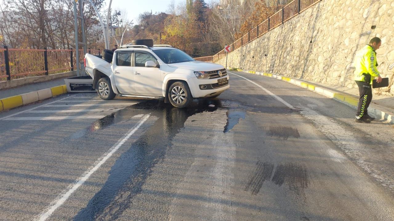Tunceli Ovacık'ta 7 Metreden Düşen Kamyonette 4 Yaralı