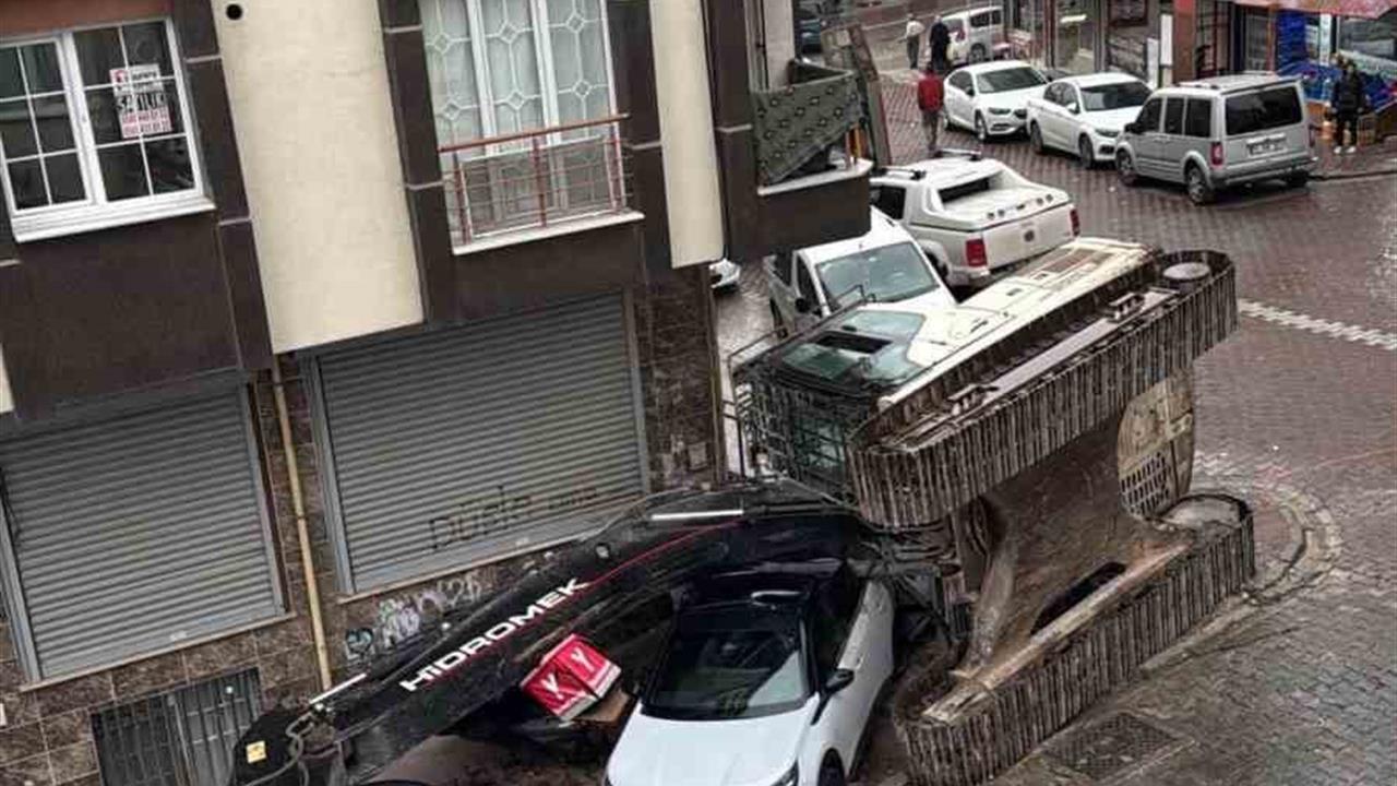 İstanbul Esenyurt'ta Tırın Dorsesinde Bulunan İş Makinesi Devrildi, İki Araç Hasar Gördü.