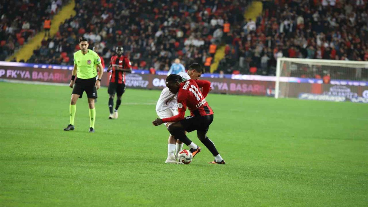Gaziantep'te Eyüpspor, Gaziantep FK'yi 2-1 Yenerek Üç Puan Aldı
