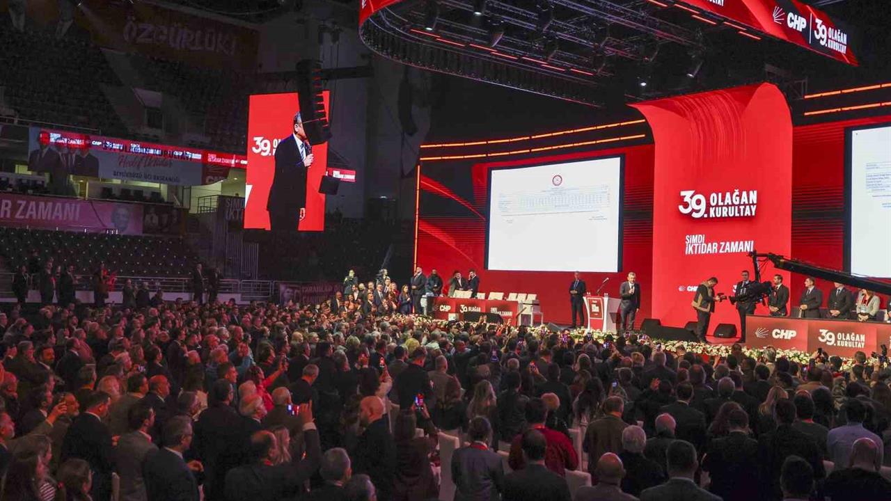 Ankara'da CHP Kurultayı'nda Özgür Özel Yeniden Genel Başkan Seçildi