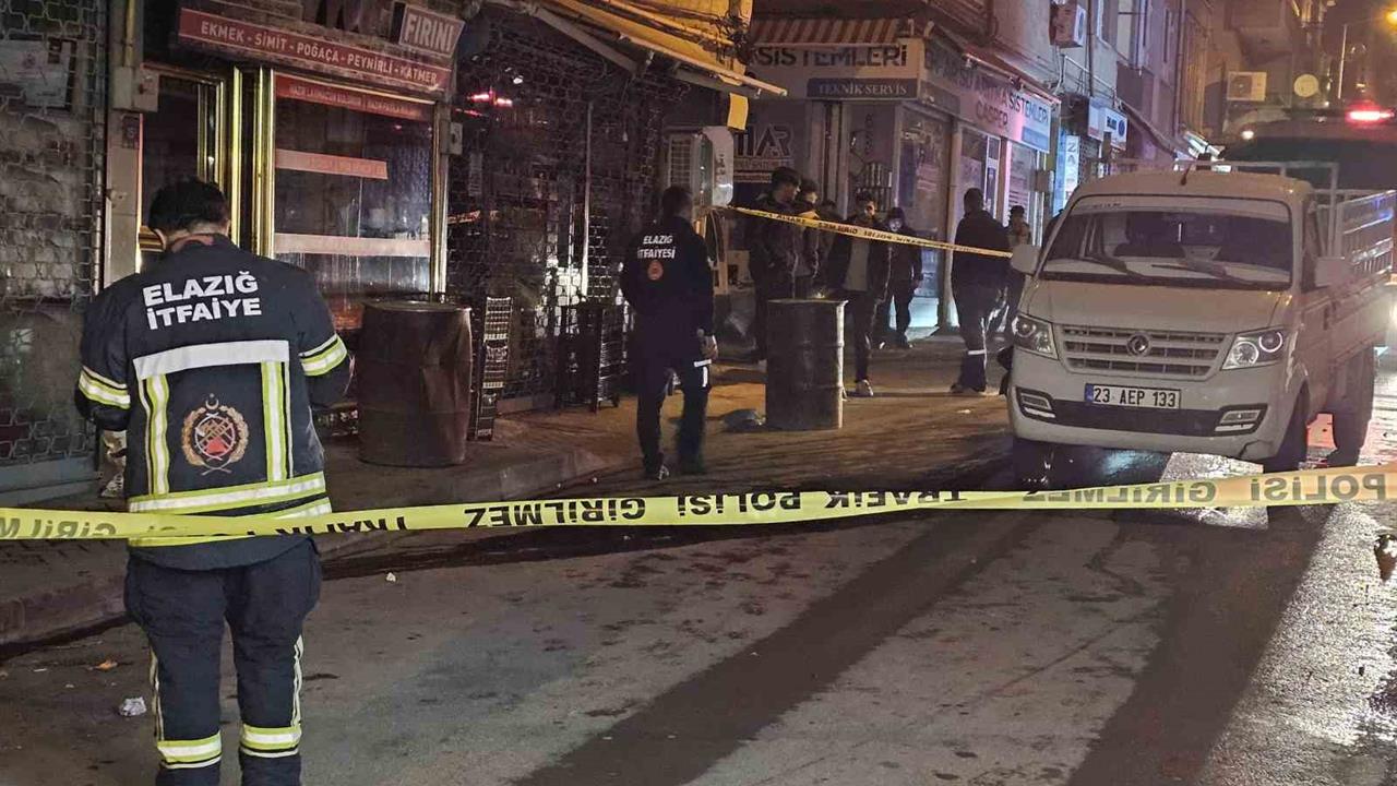 Elazığ'da Motosikletin Pikaba Çarpması Sonucu 2 Yaralı