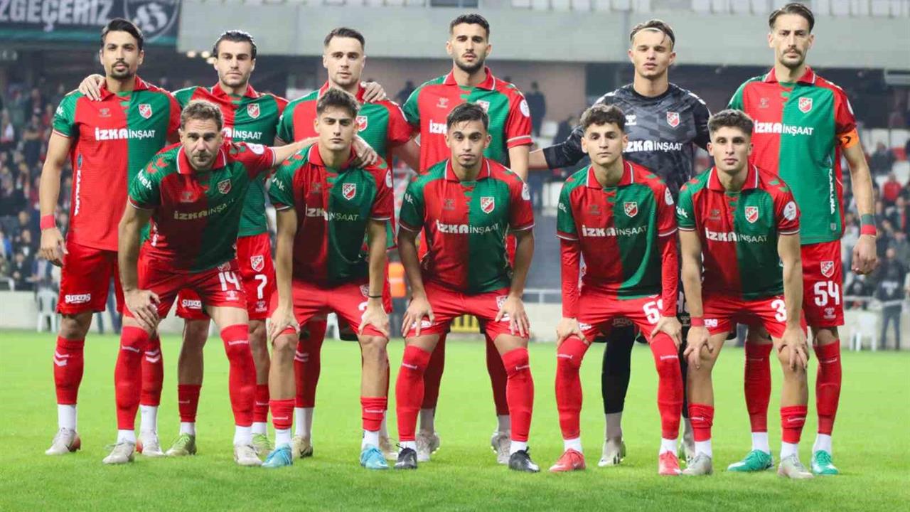 İzmir Karşıyaka, TFF 3. Lig'de Denizli İdman Yurdu'nu 2-0'la geçti.