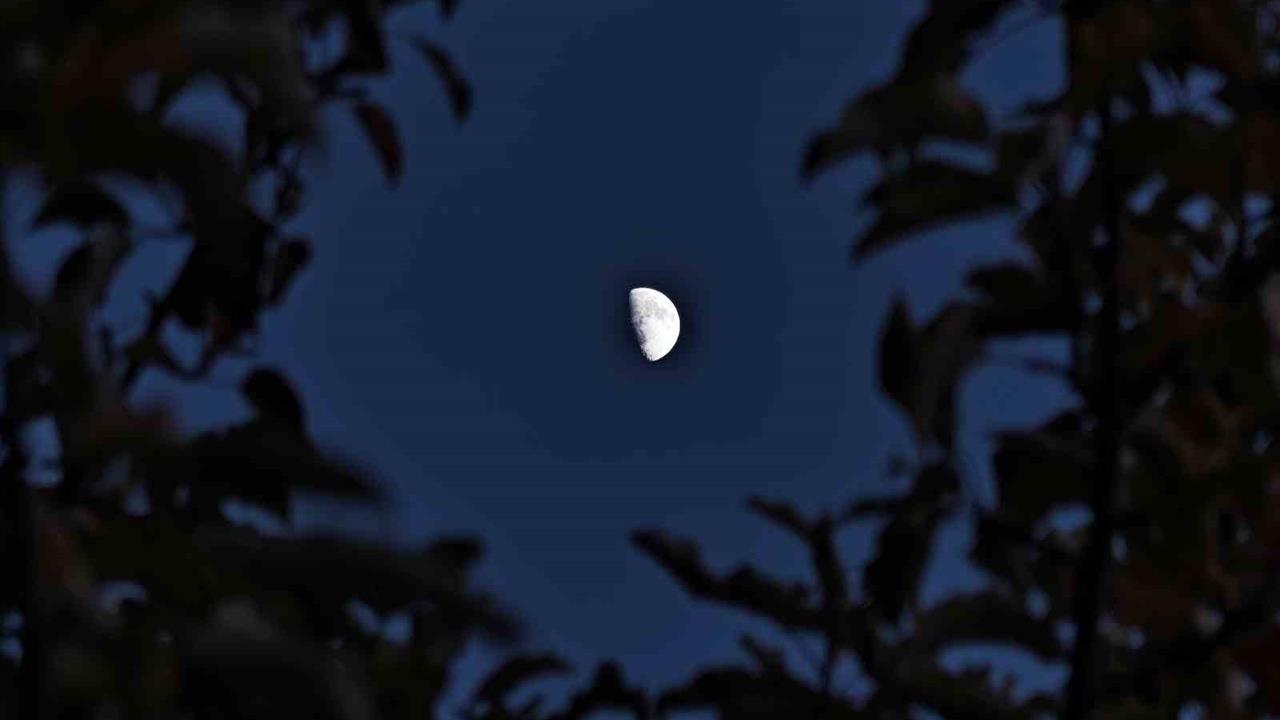 Bitlis Ahlat'ta Yarım Ay Manzarası Görsel Şölen Sundukça