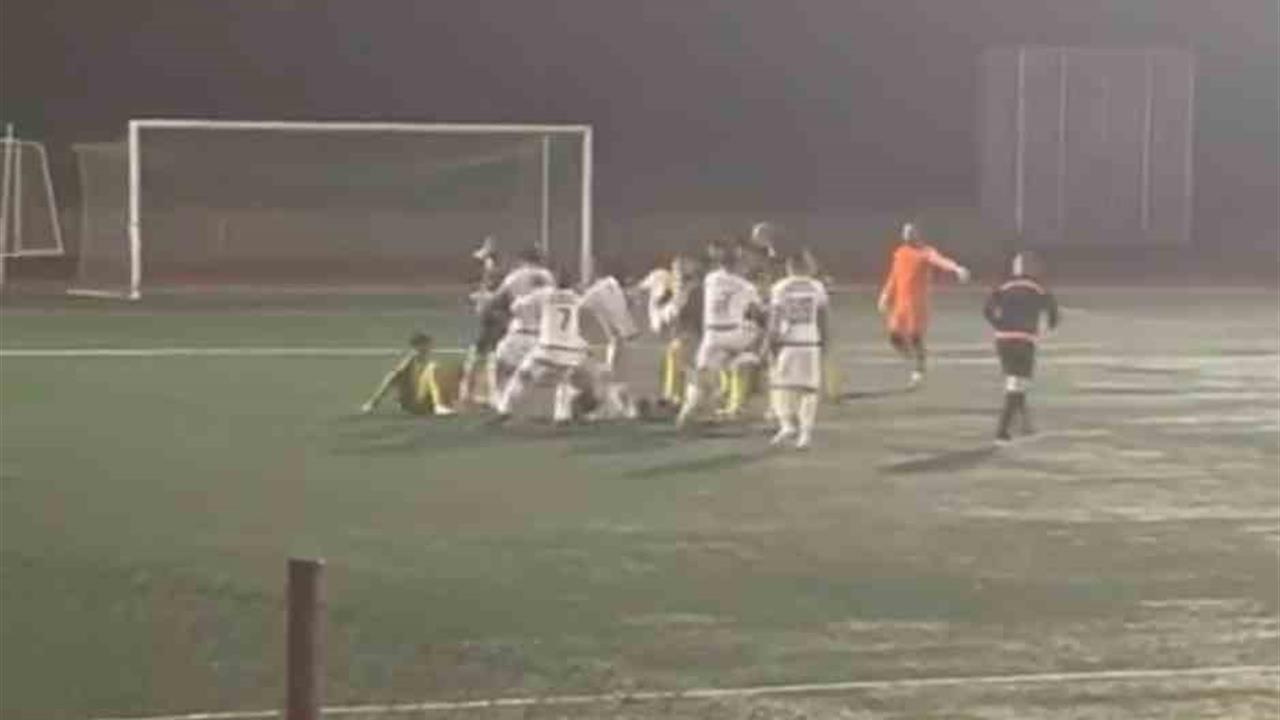 Kocaeli Derince'deki Amatör Futbol Maçında Futbolcular Kavga Etti