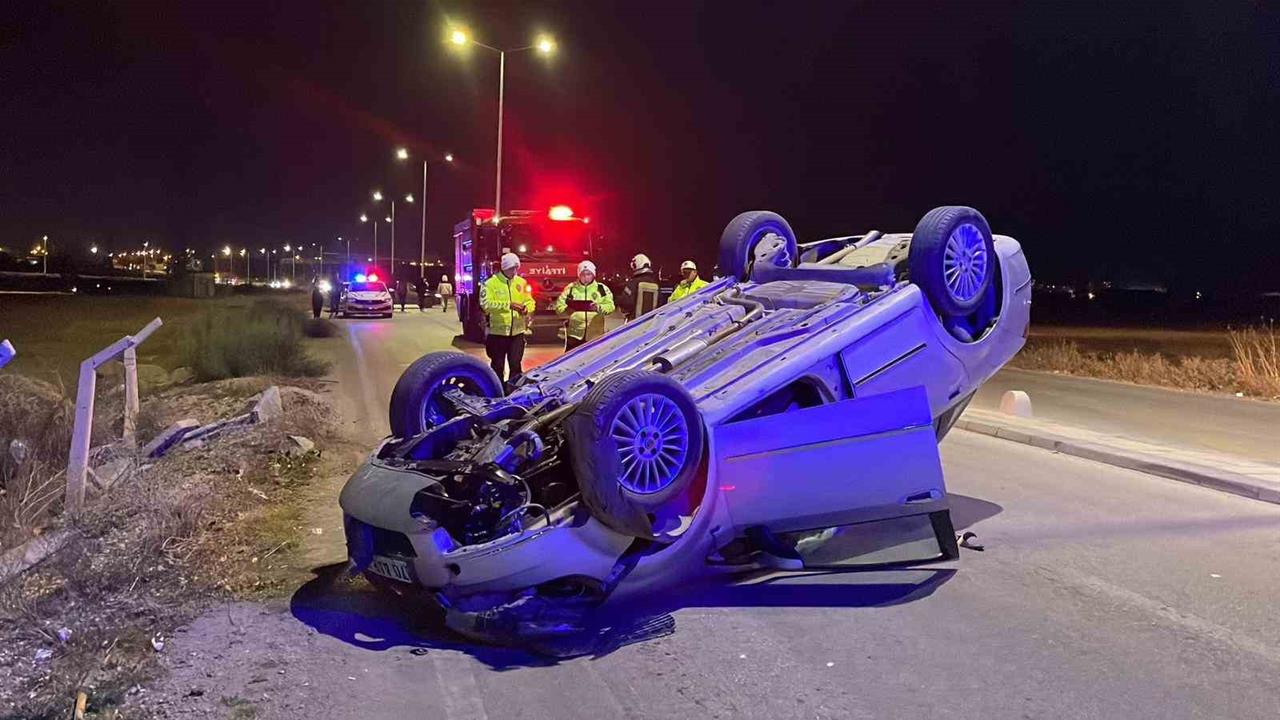 Karaman'da Akşam Saatlerinde Ters Dönerek Takla Atan Araçta 2 Yaralı