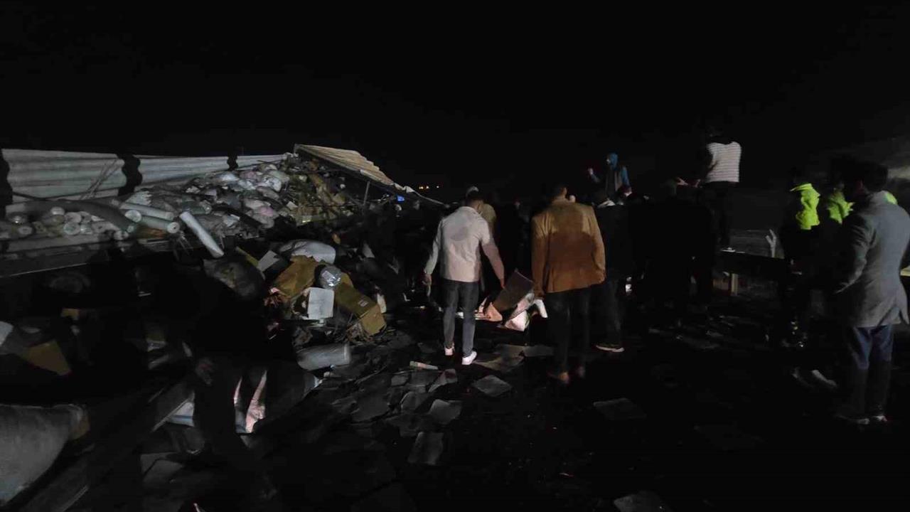 Şanlıurfa-Diyarbakır Karayolu'nda Tır Devrilmesi Sonucu Trafik Durdu