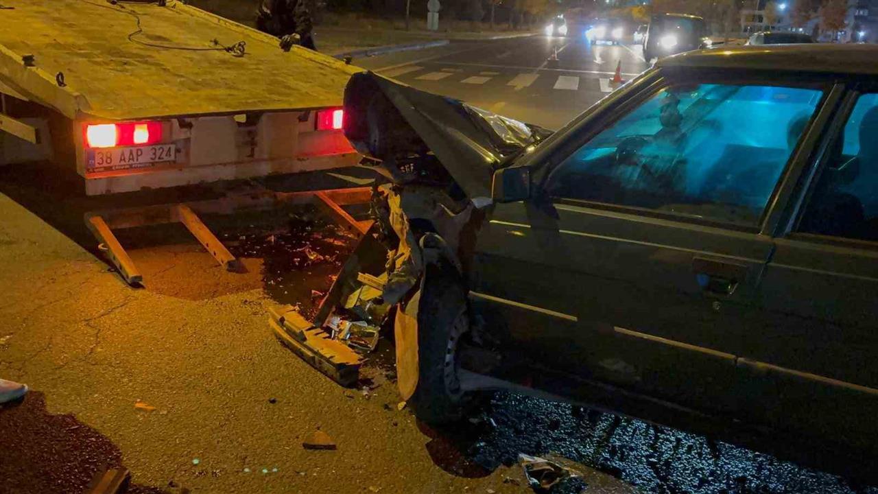 Kayseri Melikgazi'de Kavşakta Otomobil Çarpışması Sonucu 2 Kişi Yaralandı