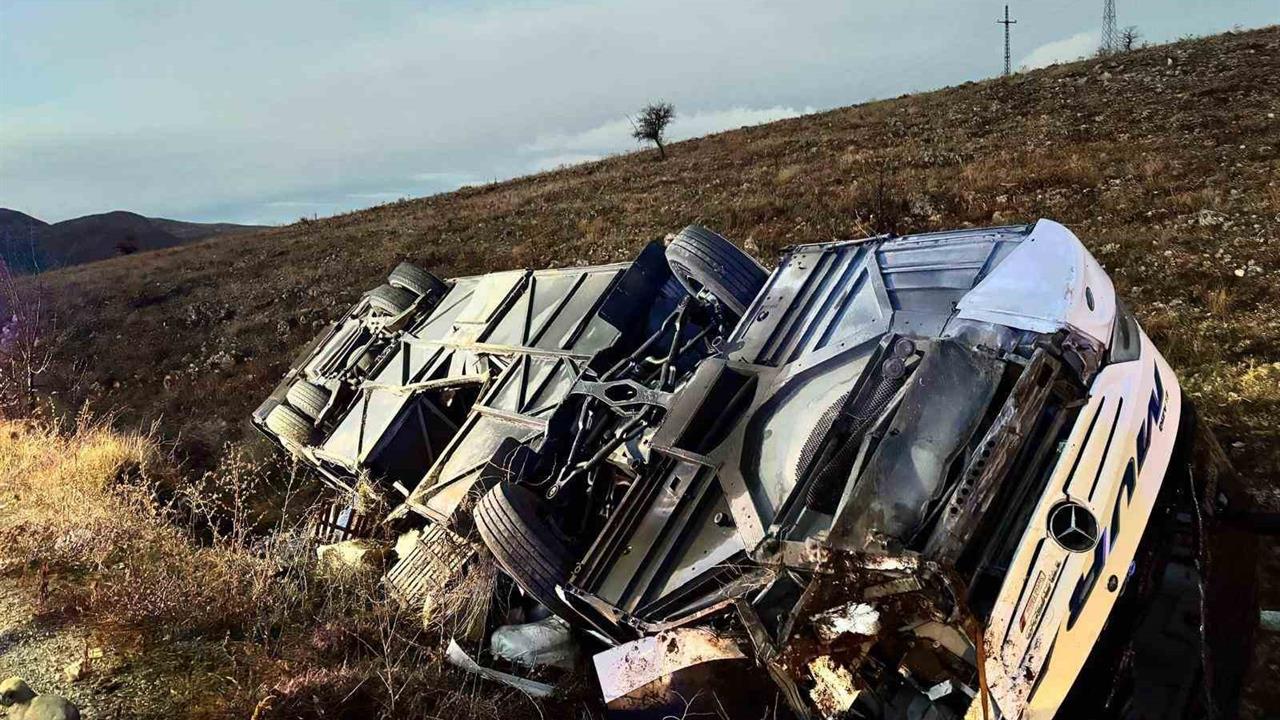 Afyonkarahisar Dinar'da Kontrolden Çıkan Yolcu Otobüsünde 2 Kişi Hayatını Kaybetti, 21 Kişi Yaralandı