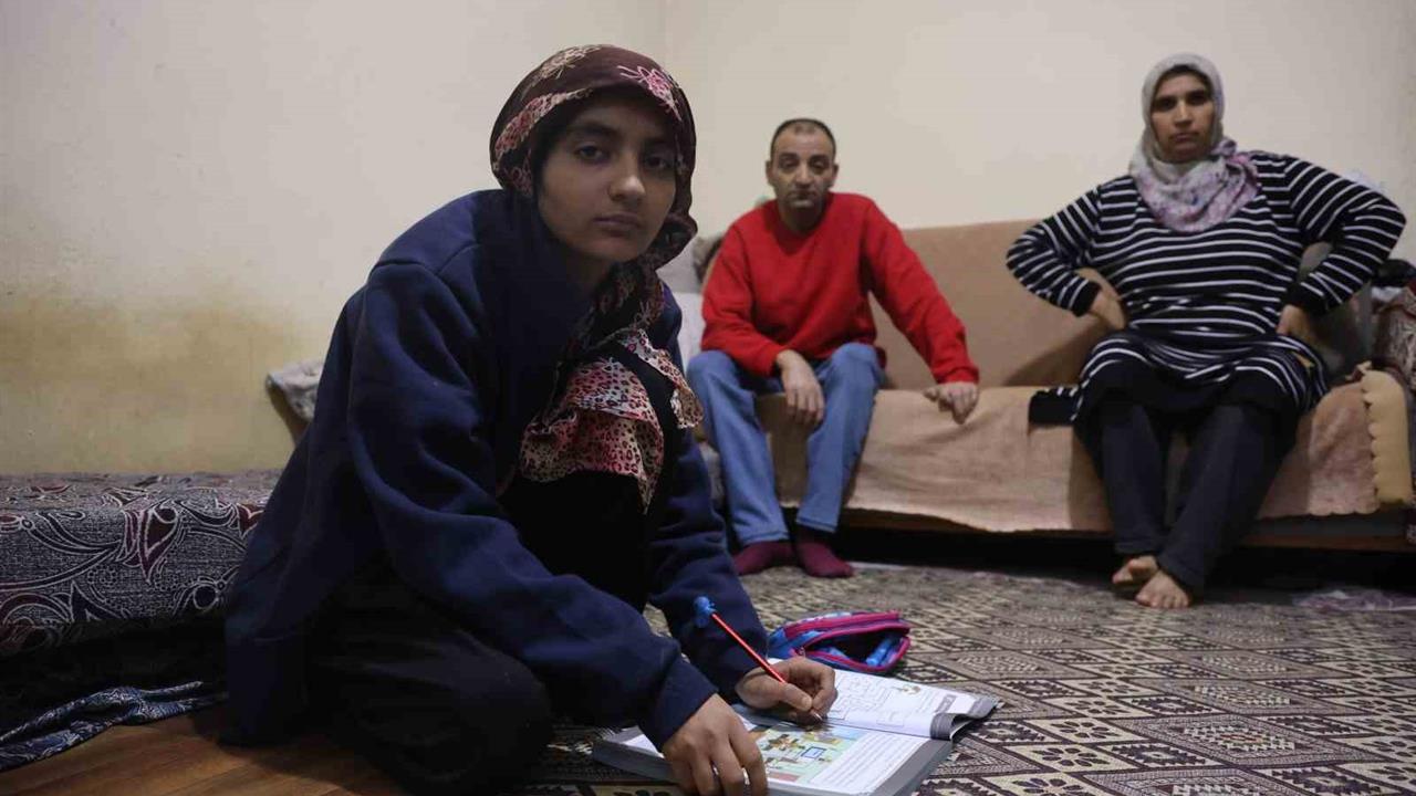 Hatay'da Meryem Dülger, Tek Odalı Evde Yaşıyor ve Mavi Oda İstiyor.