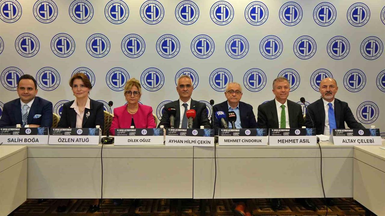 Antalya'da 42. Ulusal Gastroenteroloji Haftası'nda yapılan açıklamalara göre, karaciğer yağlanması ve obezite toplum sağlığı için büyük tehlike oluşturuyor.