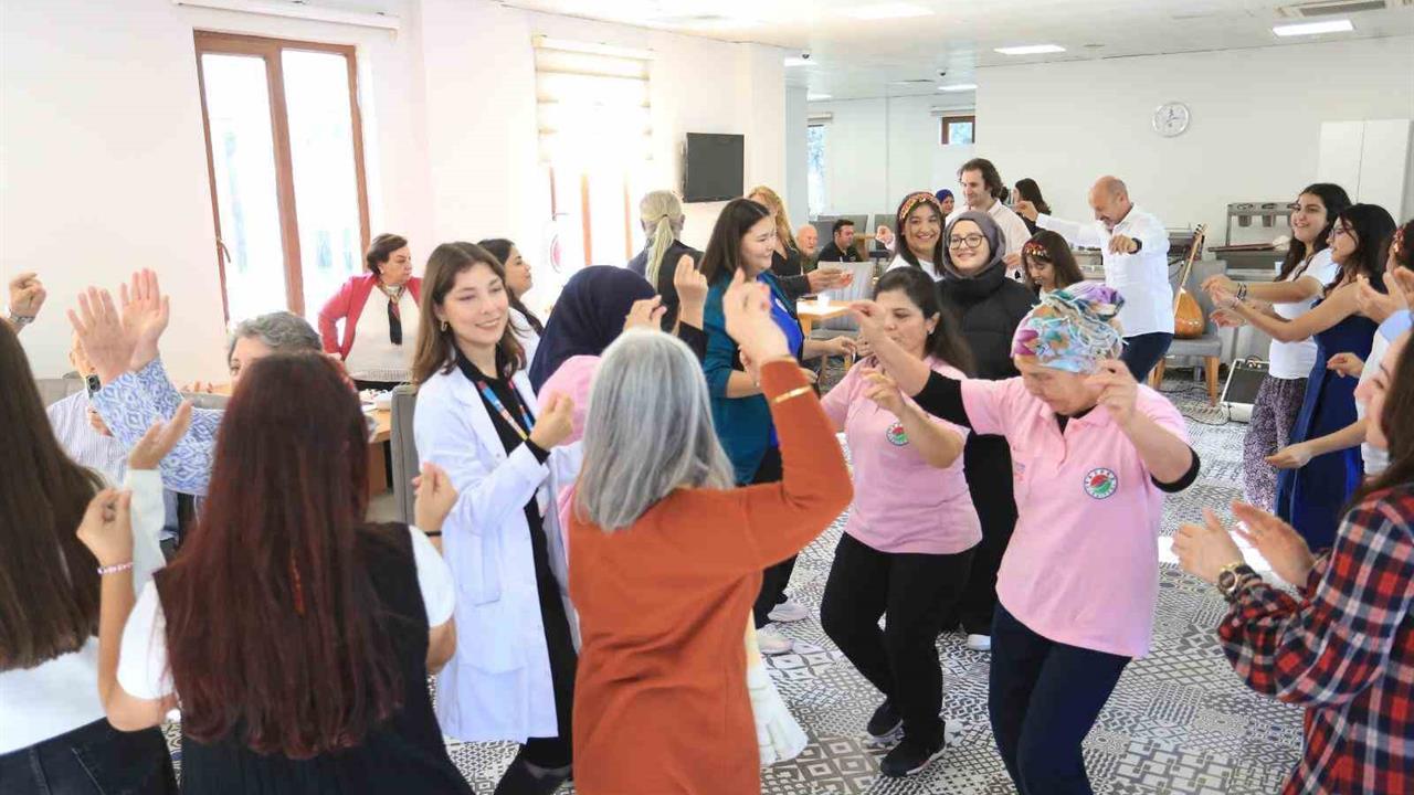 Antalya Kepez'de Öğrenciler Huzurevi Sakinlerine Unutulmaz Bir Gün Yaşattı