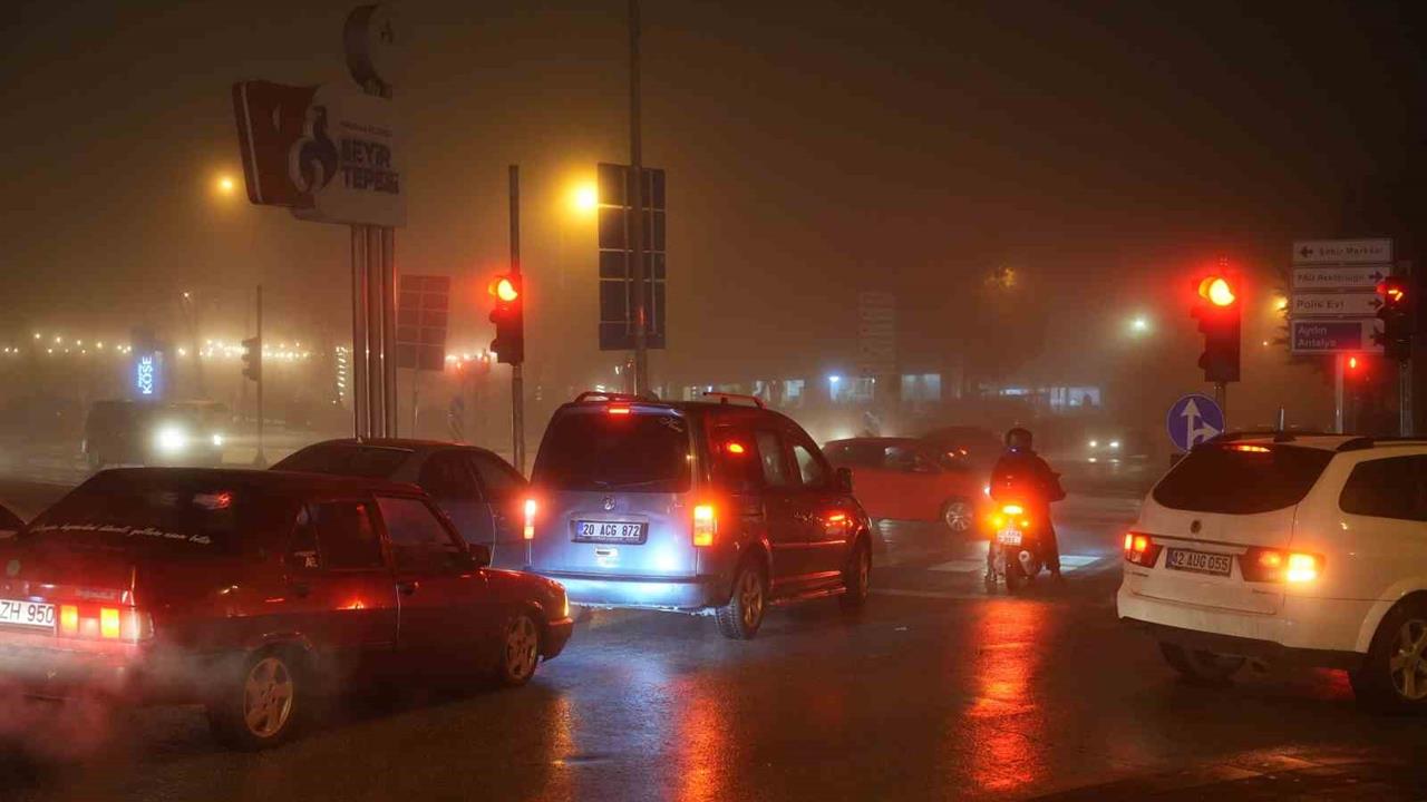 Denizli Merkez'de Yoğun Sisin Trafiği Zorlaştırdığı Belirtildi