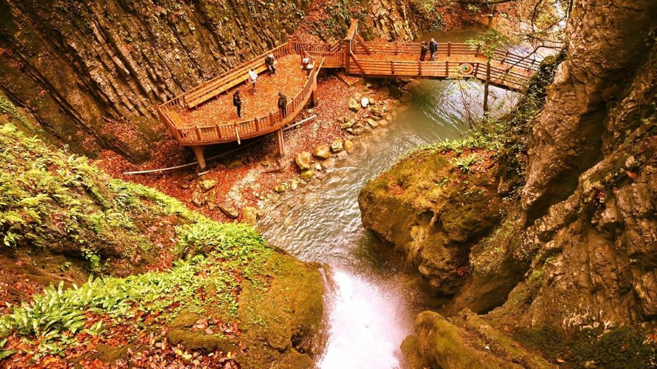 Düzce Akçakoca'da Aktaş Şelalesi Sonbahar Renkleriyle Ziyaretçilerini Ağırlıyor