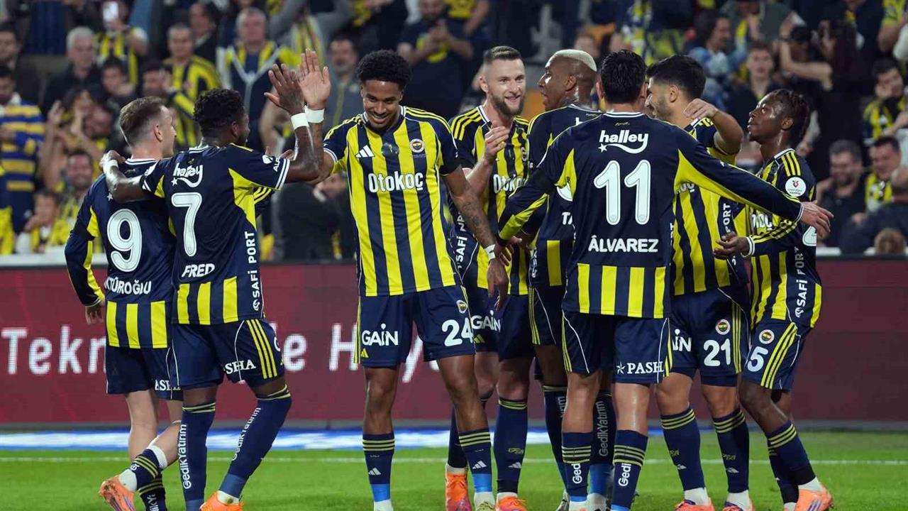 İstanbul Fenerbahçe, Galatasaray ile oynayacağı derbiyi kazanarak liderliği hedefliyor.