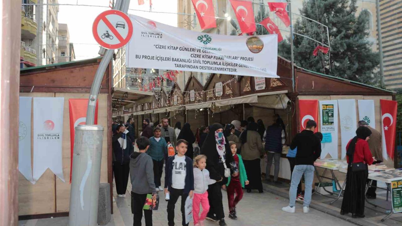 Cizre'de Düzenlenen Kitap Fuarı, Yazarlar ve Ziyaretçilerden Yoğun İlgi Gördü