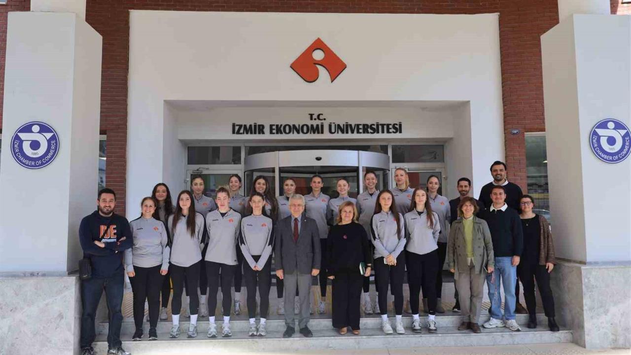 İzmir'de İEÜ, Set Vermeden Şampiyonluk Kazandı
