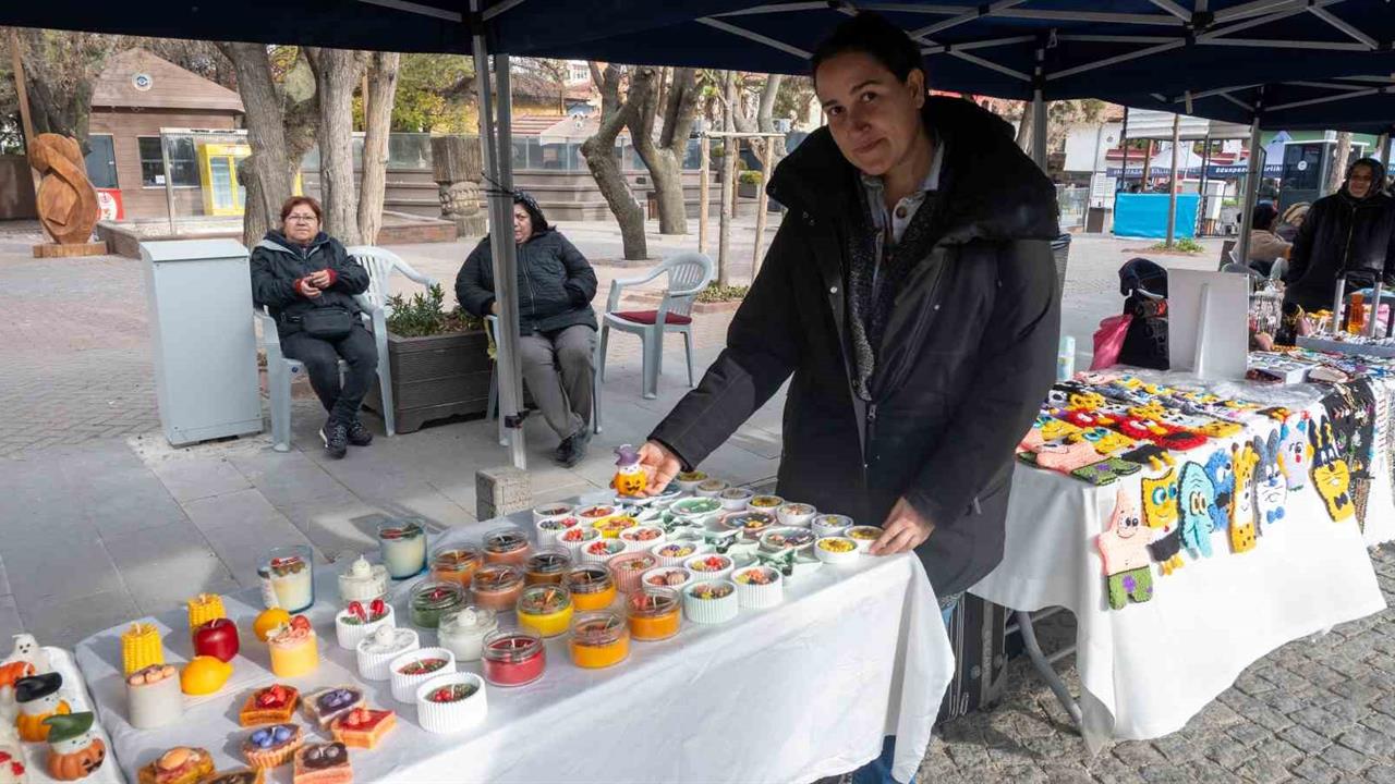 Eskişehir'de Evinde Ürettiği Estetik Mumları Standta Satışa Sunuyor