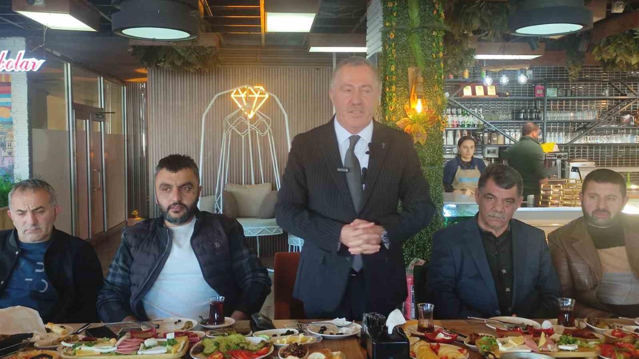 Ardahan Esnaf ve Sanatkarlar Odası'nda Başkan İskender Alihaanoğlu 2026'da yeniden aday olacağını duyurdu.