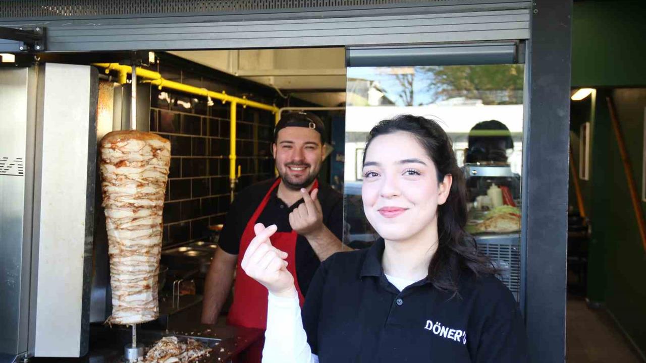 Eskişehir'de Melih Kurt ve Zeynep Avcı, Güney Kore'de öğrendikleri döner yapımını kendi dükkanlarında uyguluyorlar.