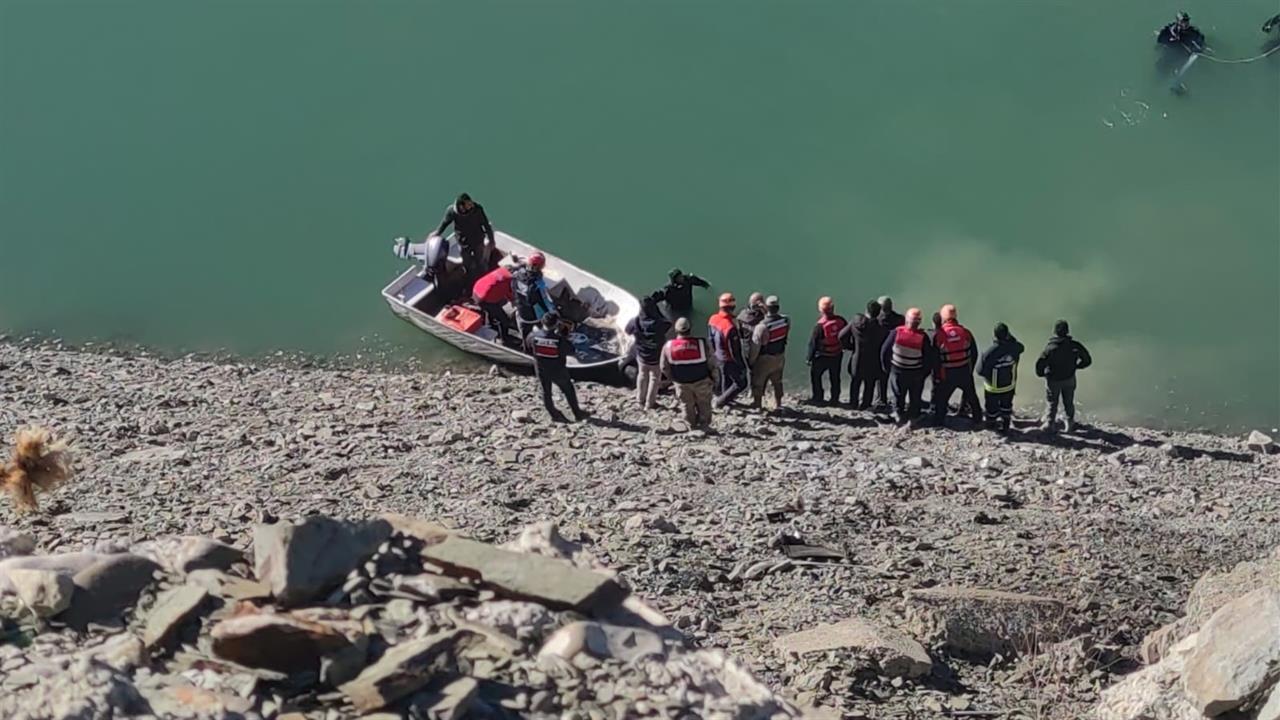 Van Gürpınar'da Zernek Barajı'na Uçan Araçta 2 Kişi Hayatını Kaybetti