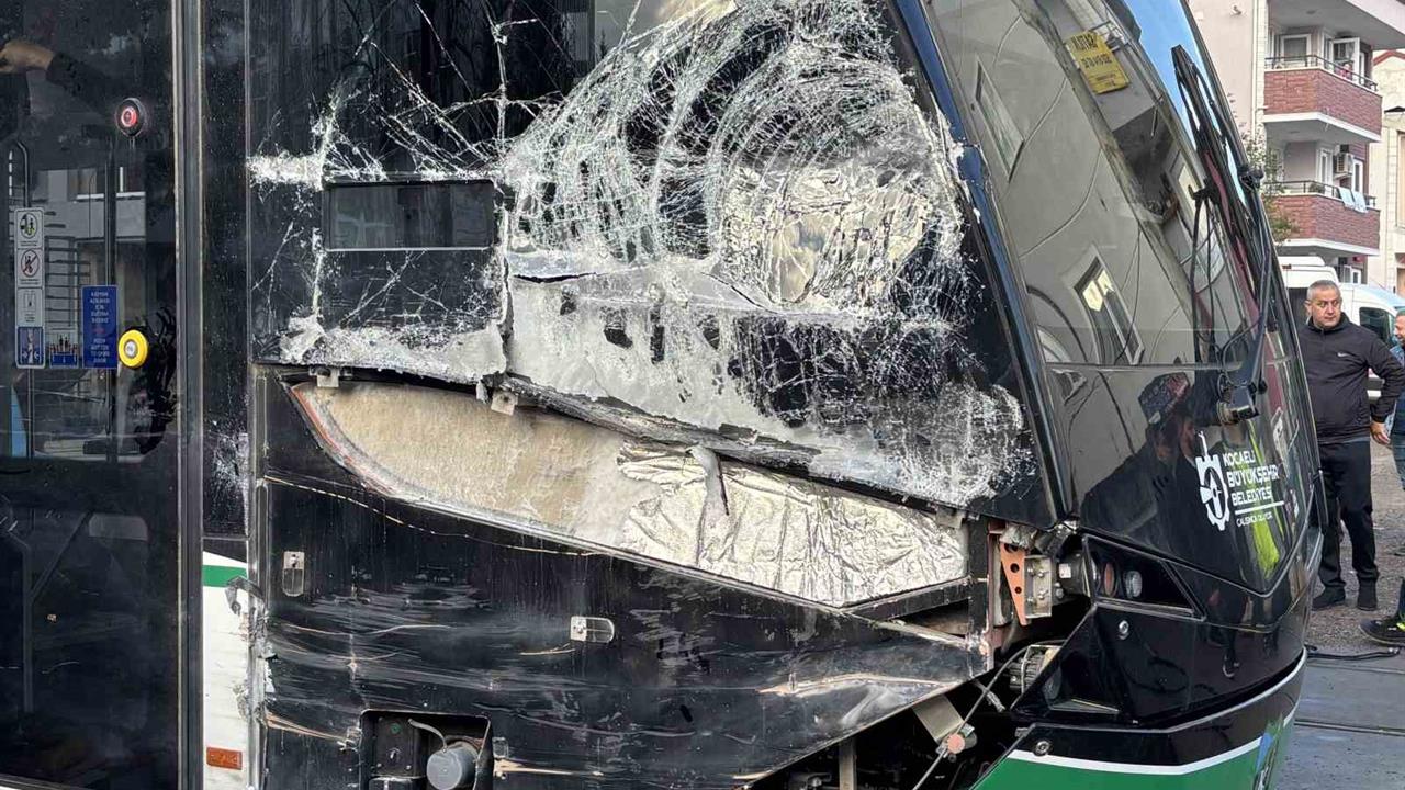 Kocaeli İzmit'te Çöp Kamyonunun Tramvaya Çarpması Sonucu 3 Kişi Yaralandı