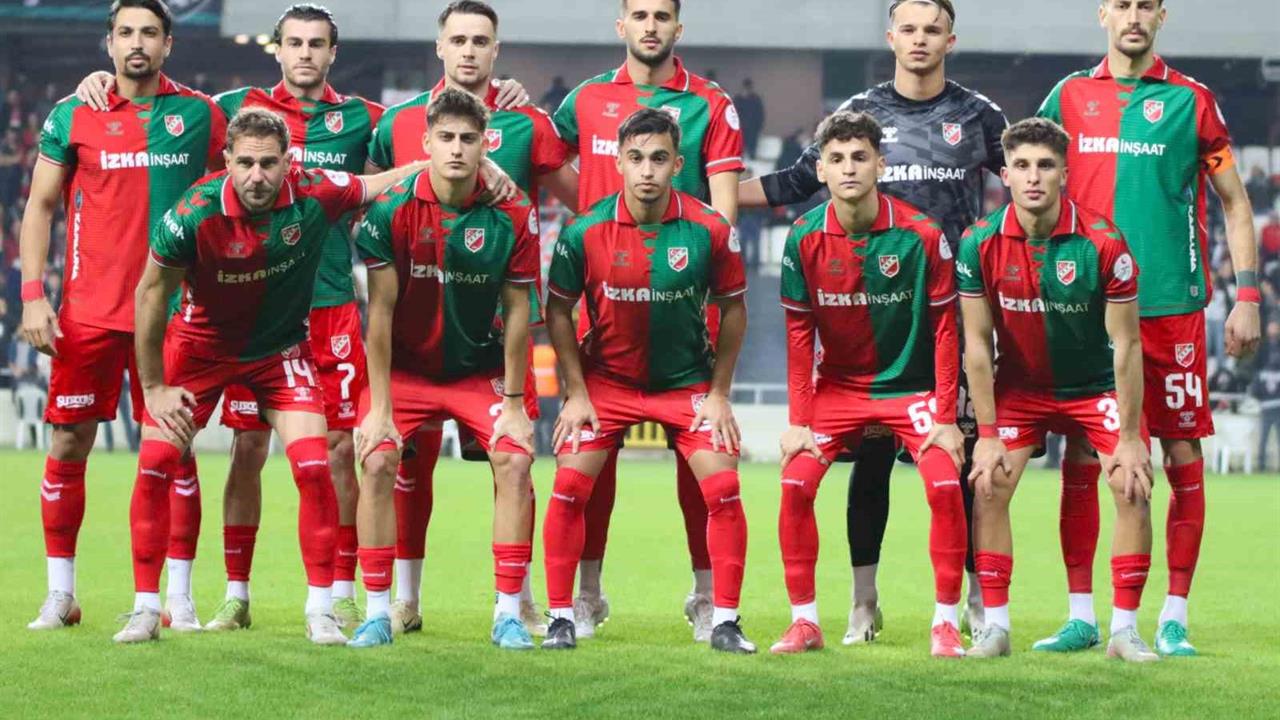 İzmir Karşıyaka, Denizli İdman Yurdu'nu 2-0 Yenerek Liderlik Koltuğuna Oturdu