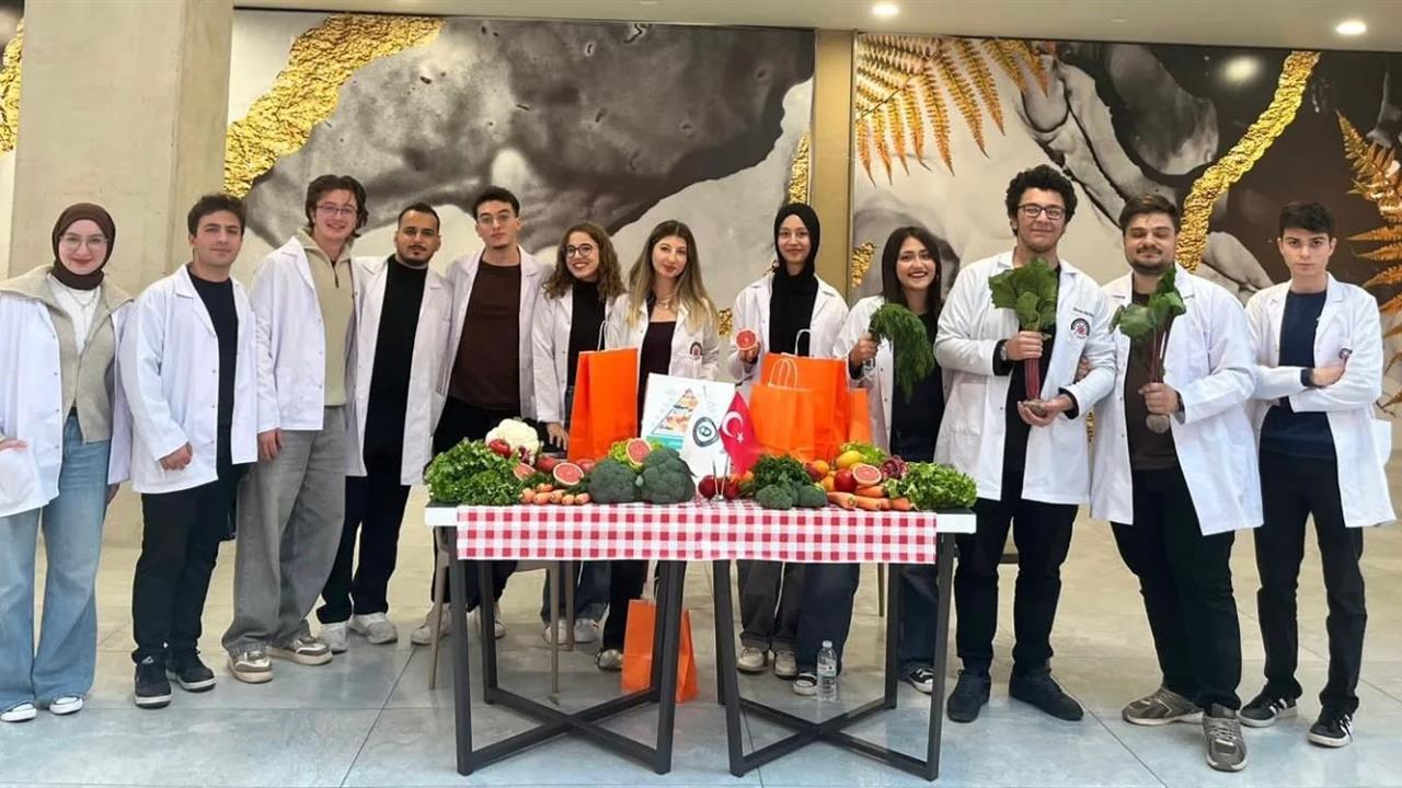 Aydın'da ADÜ Tıp Fakültesi Öğrencilerinin Düzenlediği Sağlıklı Beslenme Etkinliği