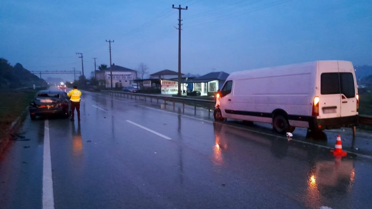 Sakarya Karasu'da Otomobil ve Minibüs Çarpıştı, 4 Kişi Yaralandı