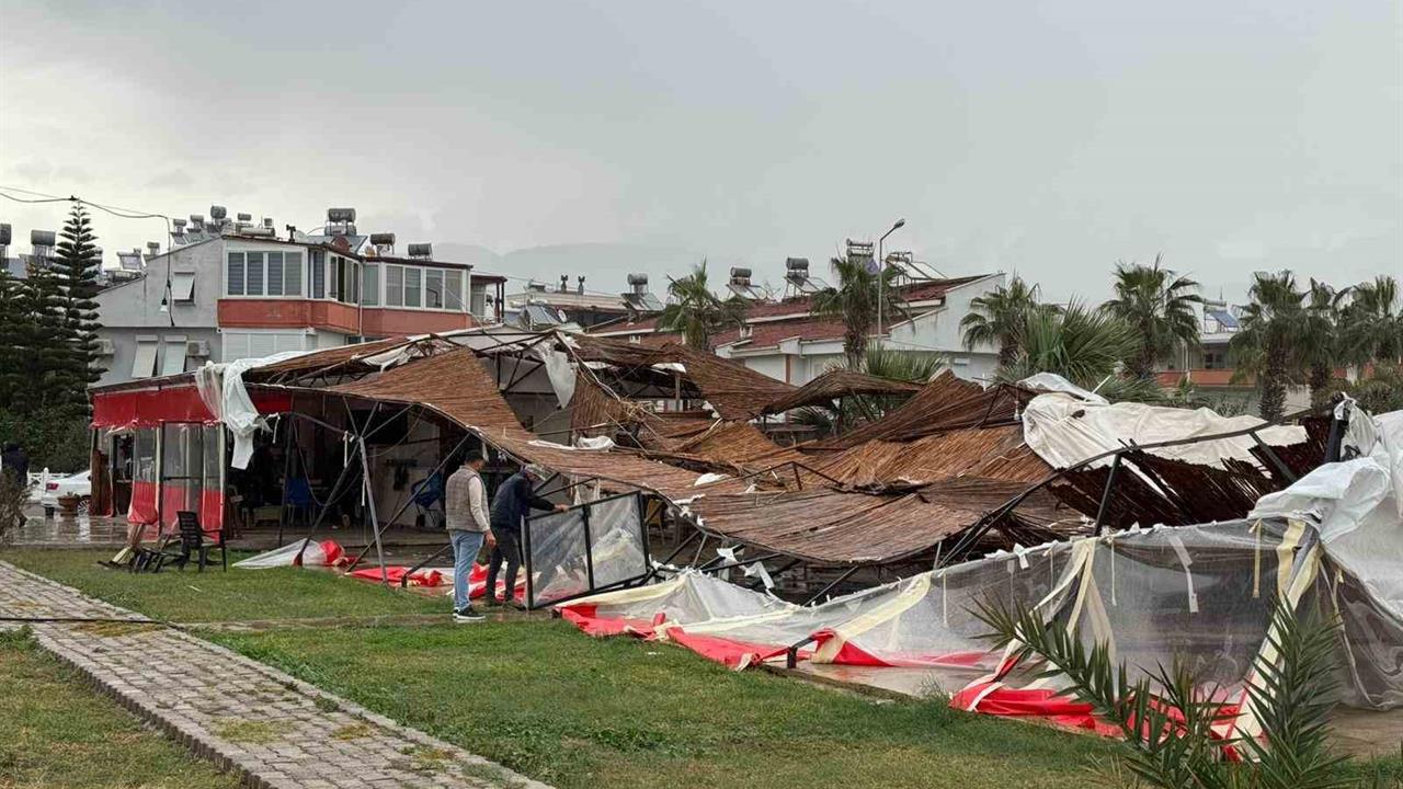 Mersin Bozyazı'da Hortum, İş Yerleri ve Evlerde Hasara Yol Açtı