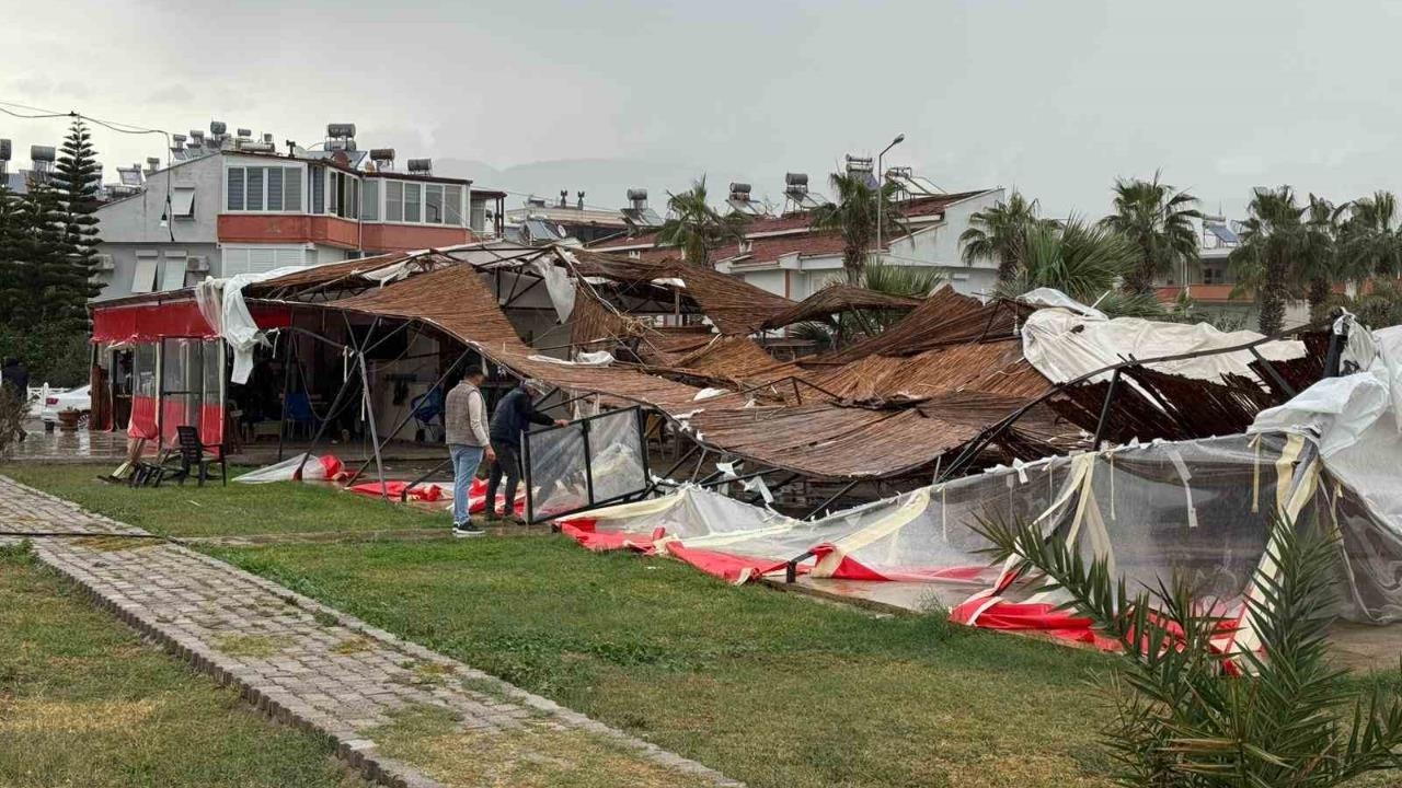 Bozyazı’da Hortum: Çatılar Çöktü, Evler ve İş Yerleri Zarar Gördü