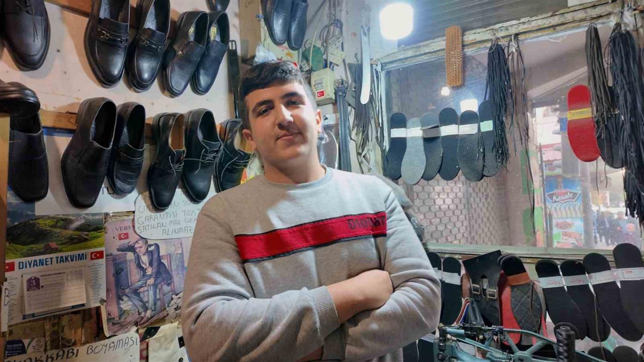 Siirt'te 16 Yaşındaki Muhammed Nuri Soysal, Dedesinin Dükkanını Devraldı ve Ayakkabı Tamirciliğine Devam Ediyor.