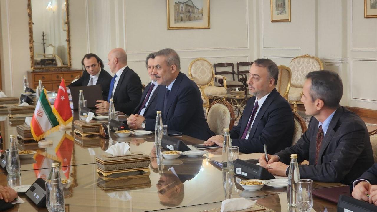 Dışişleri Bakanı Hakan Fidan, Tahran'da İranlı Mevkidaşı Arakçi ile Bir Araya Geldi