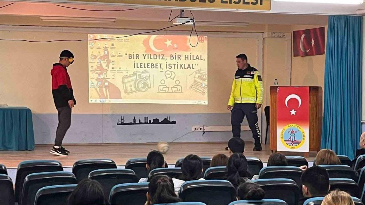 Manisa Selendi'de Jandarma Trafik Timlerinden Öğrencilere Eğitim