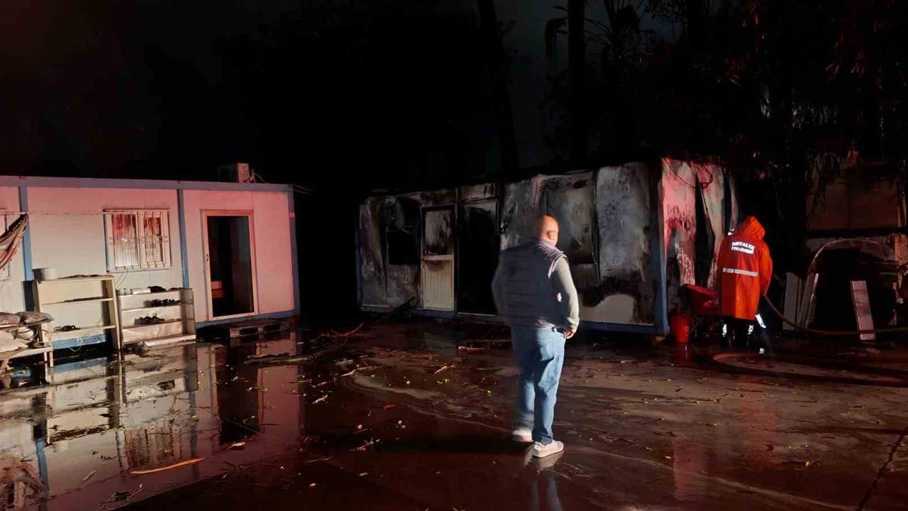 Antalya Manavgat'ta Yıldırımın Neden Olduğu Yangında Konteyner Yandı