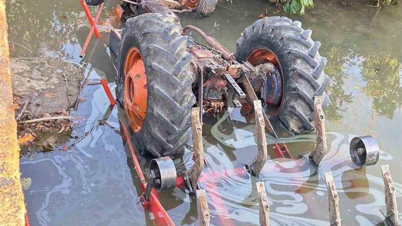 Samsun Çarşamba'da Traktör Sulama Kanalına Düşerek Devrildi, Sürücü Kurtuldu