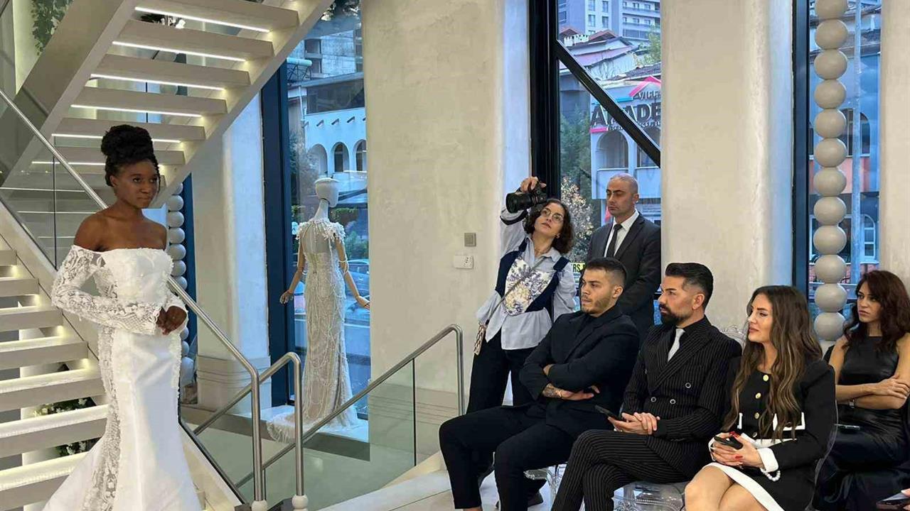 Bursa'da Düzenlenen Gelinlik Defilesine 15 Manken Katıldı