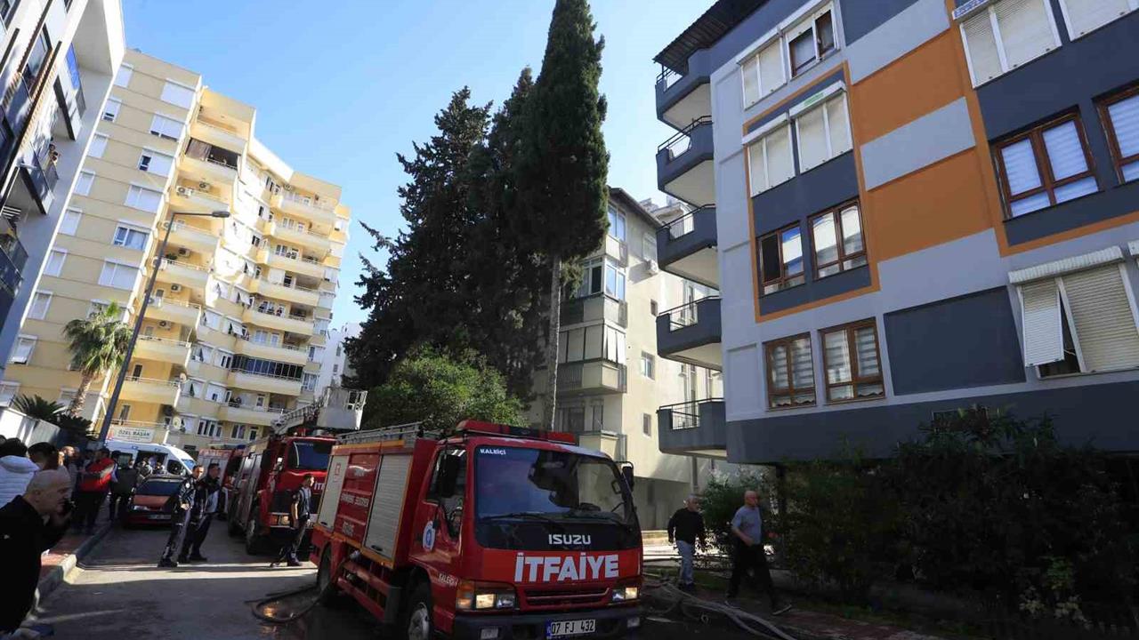 Antalya Muratpaşa'da Yangın Sonrası 1 Kişi Hastaneye Kaldırıldı