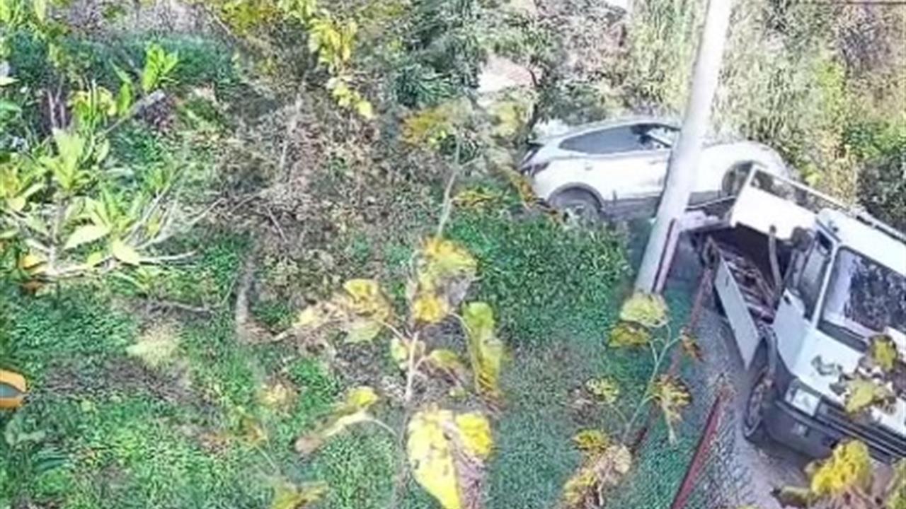 Antalya Muratpaşa'da Çekiciye Yüklenirken Geri Viteste Unutulan Araç Rampadan Uçtu, 2 Yaralı.