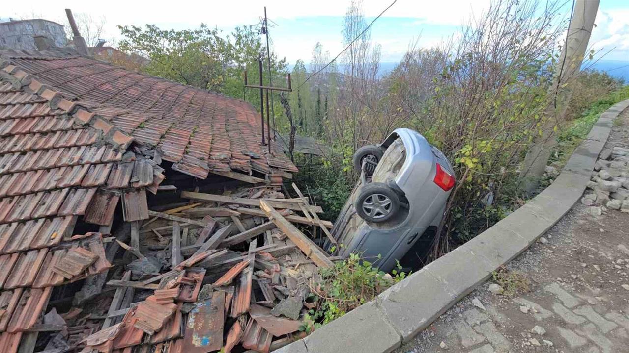 Zonguldak Merkez'de Kontrolden Çıkan Araç, Kullanılmayan Evin Çatısına Uçtu