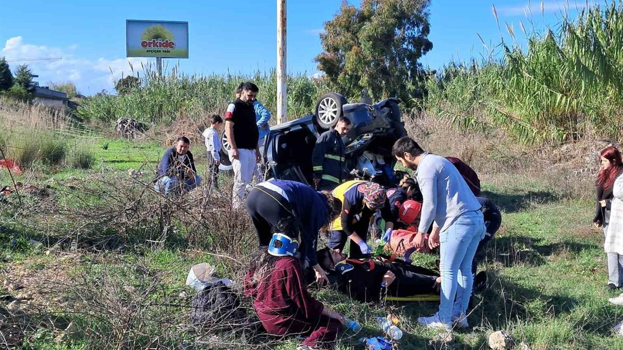 Antalya Serik'te meydana gelen otomobil kazasında 3 kişi yaralandı.