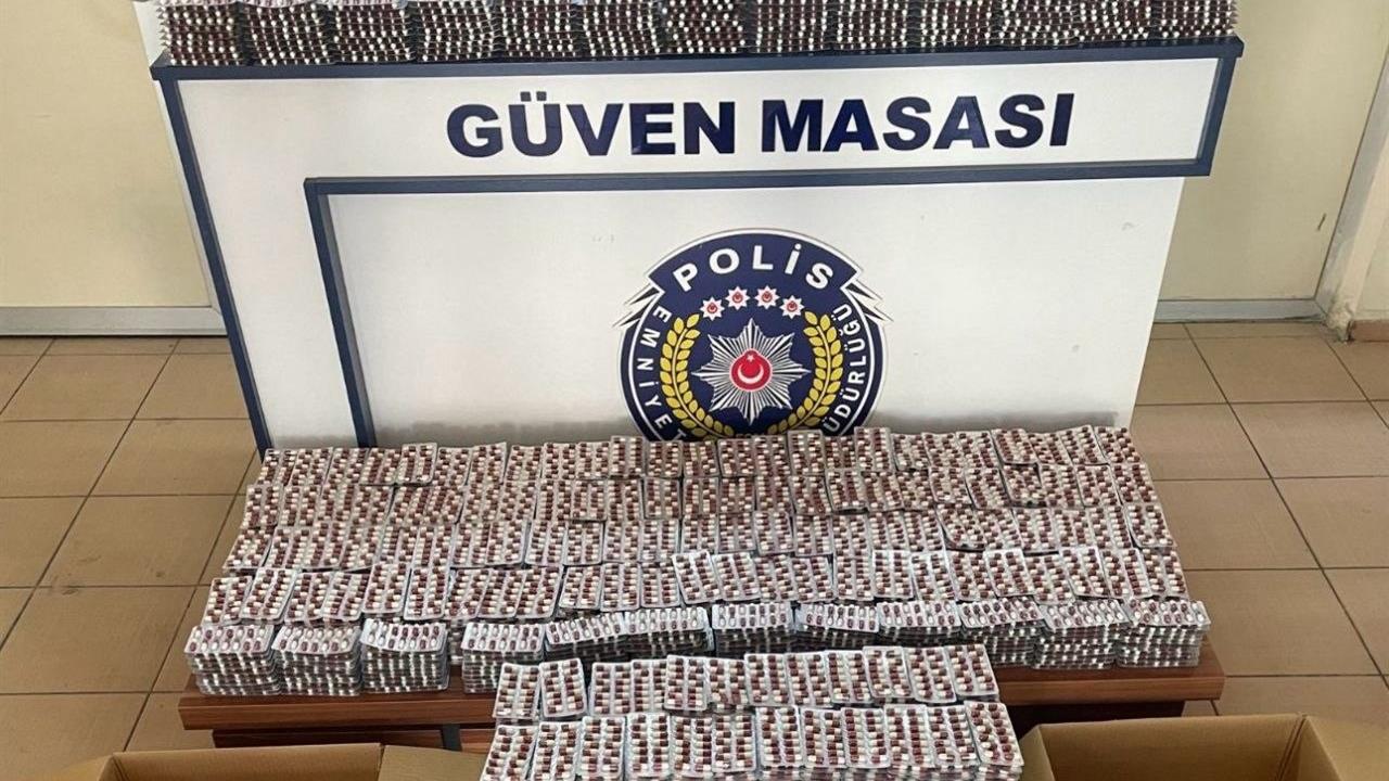 Adana Yüreğir'de Araçta 34 Bin 176 Sentetik Hap Bulundu