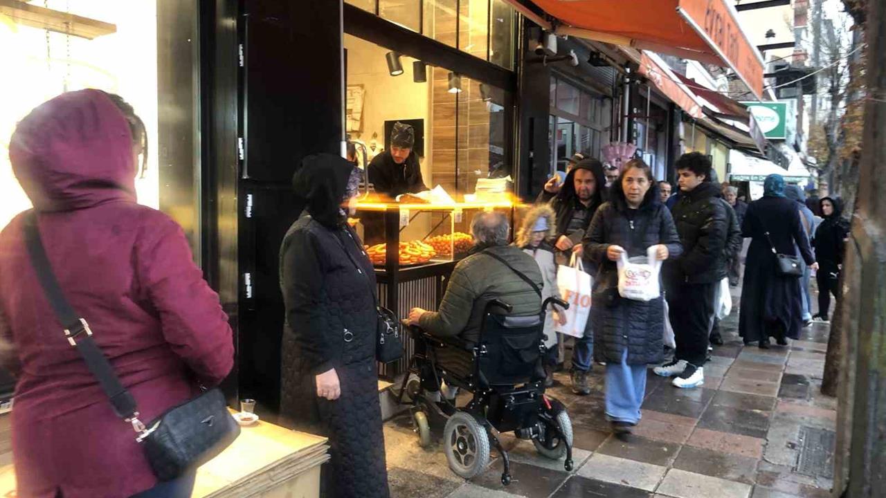 Eskişehir'de Yağmur Sonrası Bazı Vatandaşlar Tente Altına Sığındı